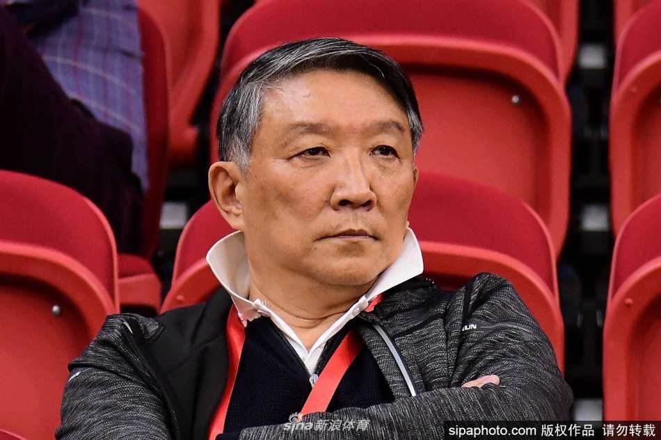 赛场之上，双方球员激烈拼抢，宫鲁鸣指导的身影在观众席的背景中显得格外沉稳，他仿佛是一座桥梁，连接着过往的荣耀与对未来人才的检阅。