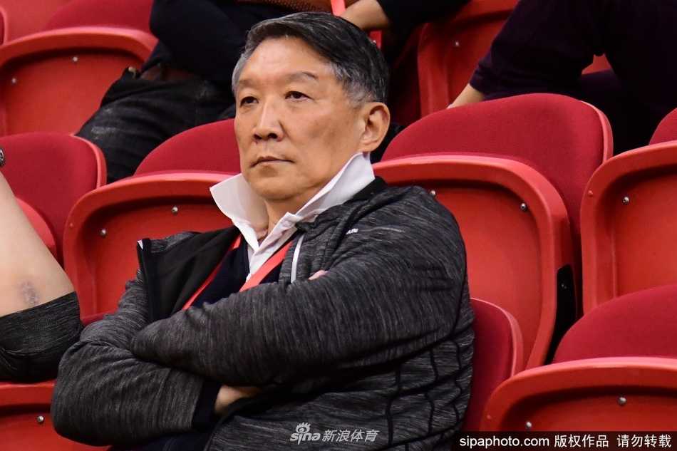 宫鲁鸣指导目光如炬，双手环抱于胸前，神情专注地审视着场上的攻防转换，仿佛在脑海中拆解着每一个战术细节。