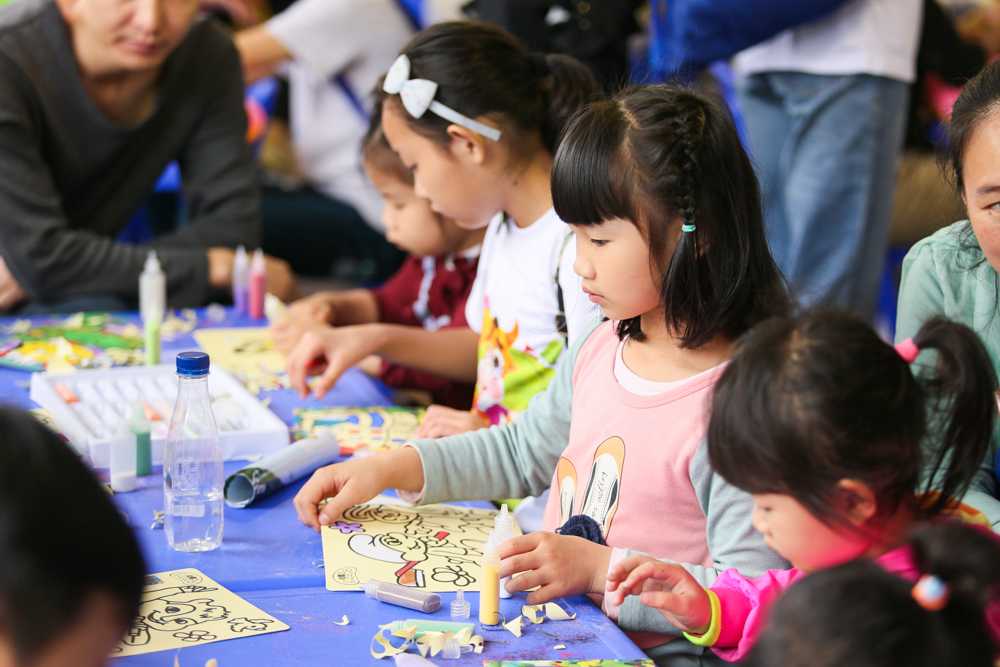 一号洞开球瞬间，选手全神贯注挥杆，白色小球在绿茵蓝天的映衬下划出起始弧线。