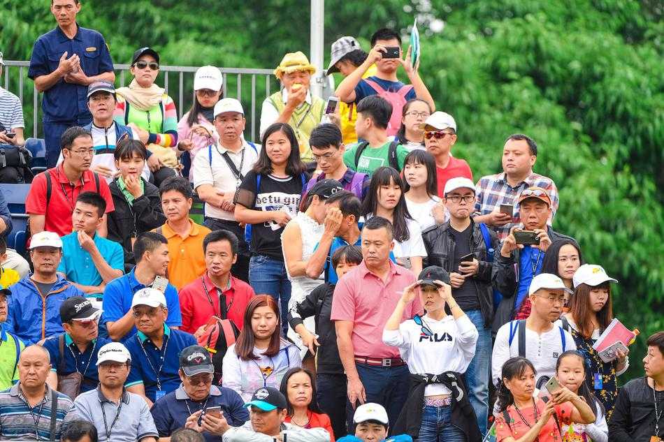 巴巴沃森在赛事互动区亲切地为年轻粉丝签名，小球迷手捧帽子脸上写满惊喜与崇拜。