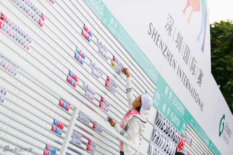 肖恩弗利在练习区半蹲着身子，认真指导一位小球员调整握杆姿势，眼神充满鼓励。