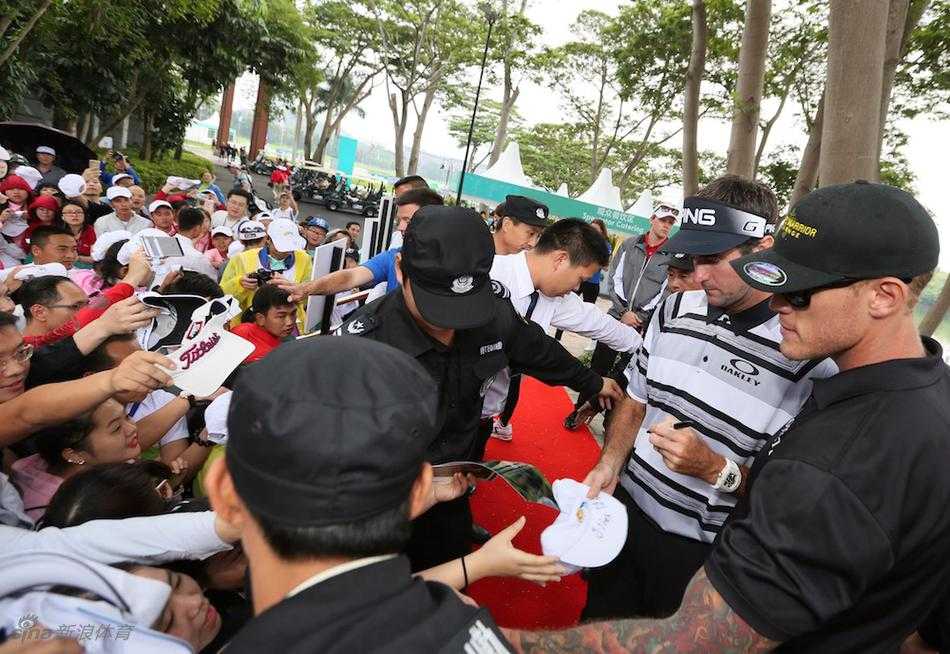 小球迷在观众看台空隙兴奋张望，迫不及待想一睹球星风采，眼神中充满期待与好奇。