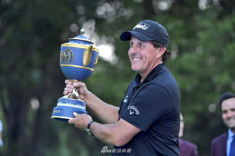 托马斯与球童相拥庆祝，为那记载入史册的神奇切鹰兴奋不已