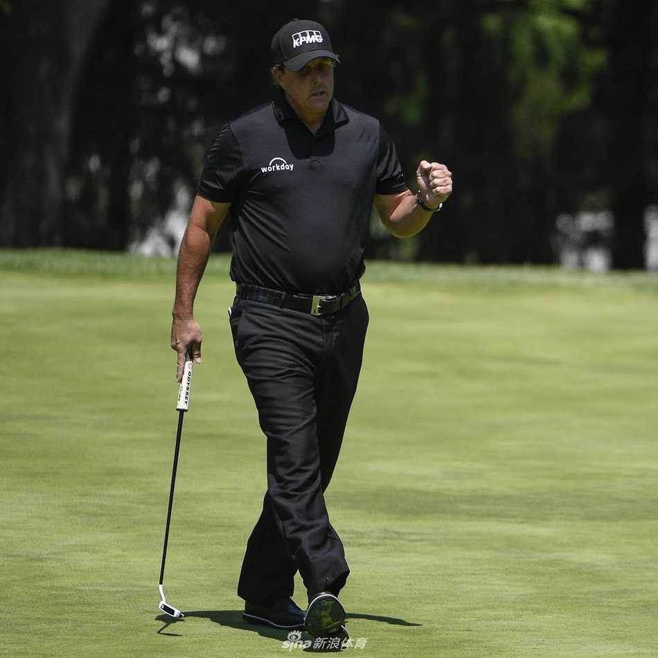 米克尔森面露微笑，眼神中透露出历经沧桑后的从容与坚定