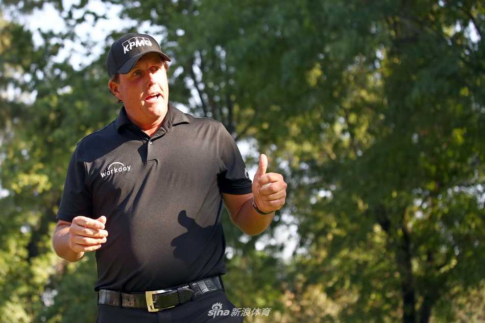 米克尔森向观众竖起大拇指，感谢一路支持他的球迷