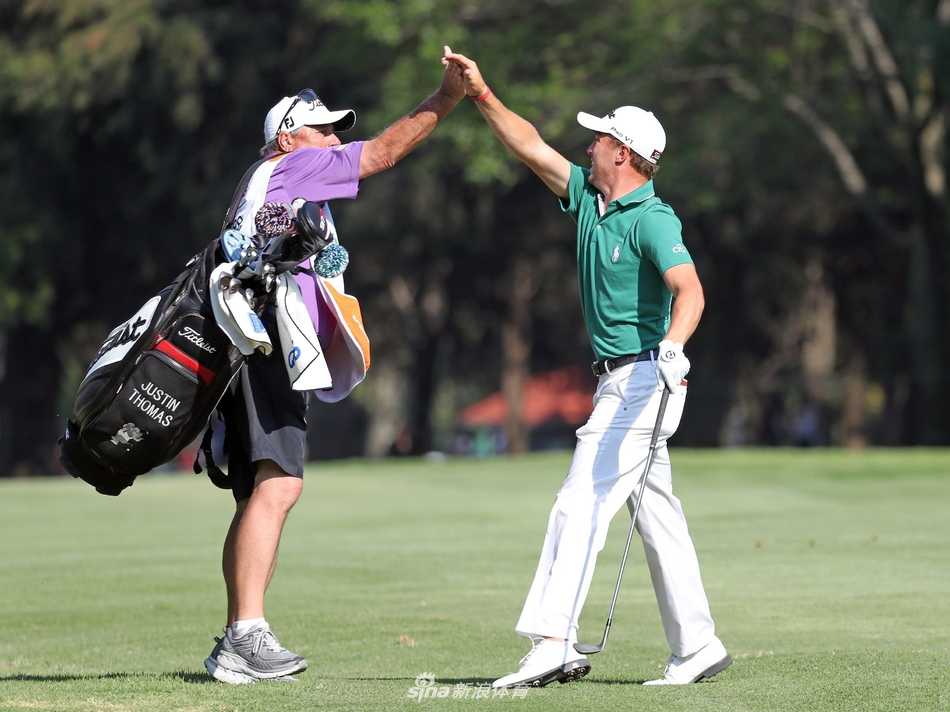 夺冠后米克尔森霸气侧漏的站姿，尽显王者归来风范