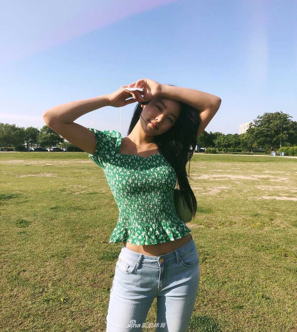 崔硕英在练习场进行技巧训练，专注的神情与完美的动作定格，诠释了运动中的专业魅力