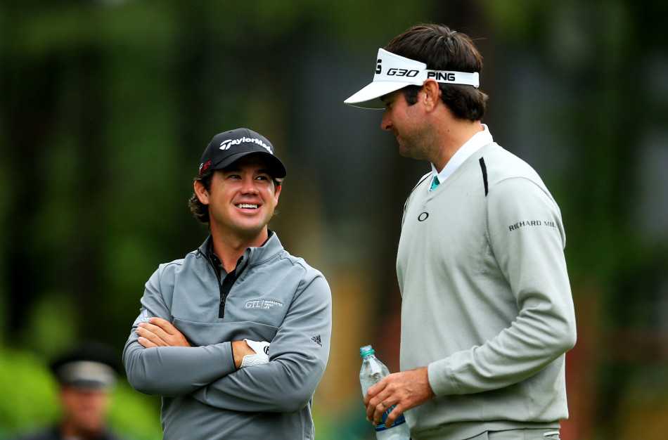 巴巴沃森深情注视冠军奖杯，眼中闪烁着胜利的喜悦与如释重负的光芒