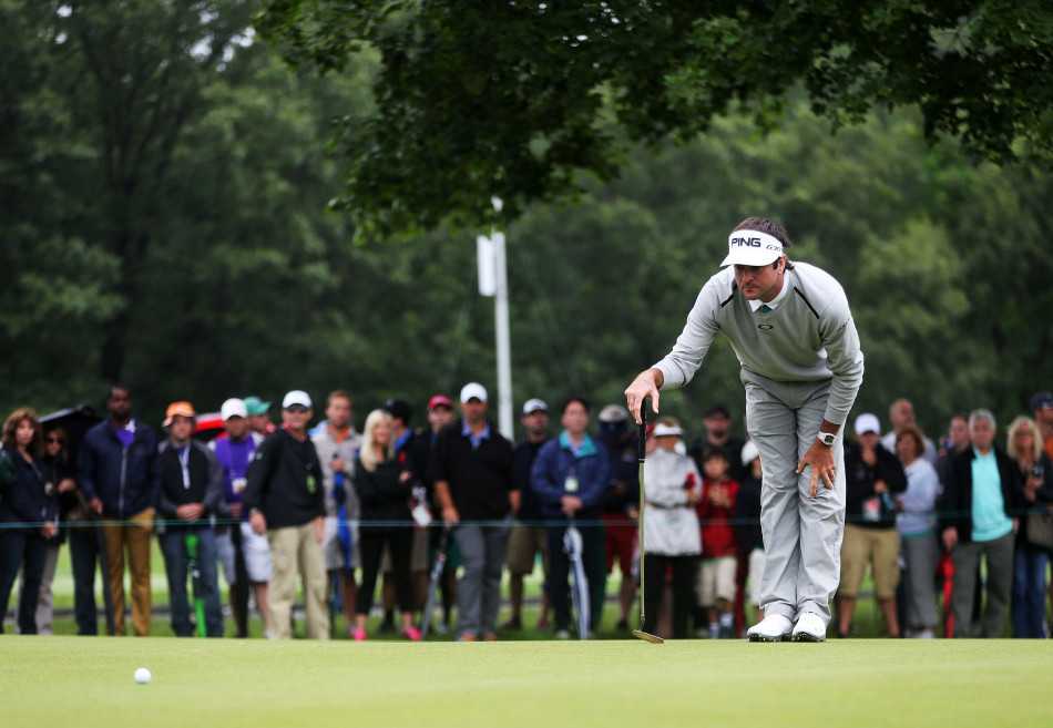 赛场之外，巴巴沃森与妻子安吉亲密相拥，笑容灿烂，展现铁汉柔情的温暖一面