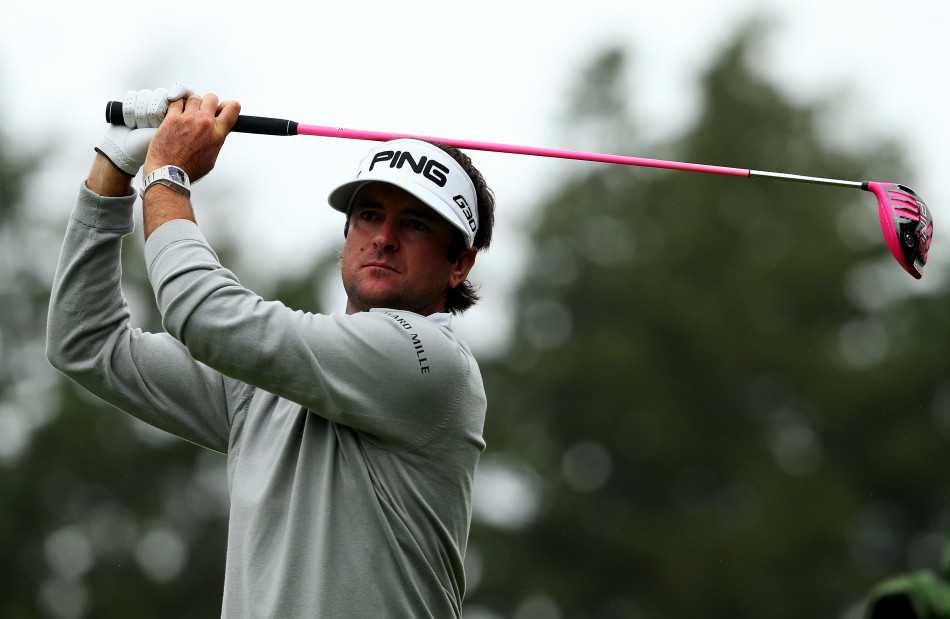 果岭旁，巴巴沃森与球童深入交流下一杆的策略，两人的默契是赛场上无形的制胜法宝