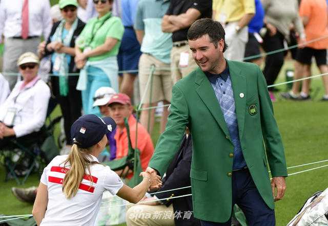 奥古斯塔主席弗雷德·里德利与四位女子高尔夫传奇——朴世莉、洛雷娜·奥查娅、南希·洛佩兹、安妮卡·索伦斯坦，在首届奥古斯塔国家女子业余锦标赛开球仪式上并肩而立，历史性的时刻被永远定格。