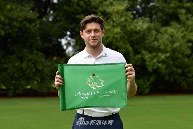 华裔高尔夫新星张斯洋在比赛中全神贯注地准备推杆，专注的神情与优雅的姿势预示着女子高尔夫一颗未来之星的冉冉升起。