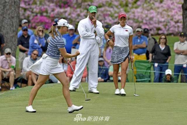 歌手尼尔·霍兰现身高尔夫赛场，与现场观众亲切互动，展现了高尔夫运动日益增长的跨界吸引力和时尚活力。