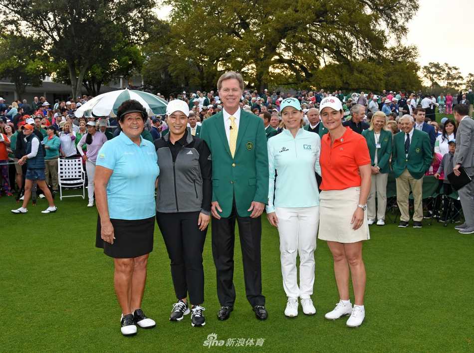 华裔高尔夫球员张斯洋在球道上优雅挥杆，身姿挺拔动作流畅，广阔的球场背景衬托出她作为新生代领军球员的从容与自信。