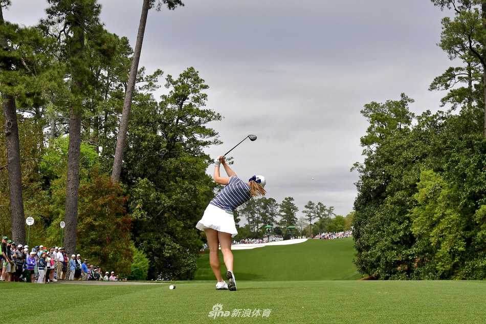 球员安娜·雷丁作为首届奥古斯塔国家女子业余锦标赛正式开球者，在巨大的荣誉和期待中挥出历史性的第一杆，球杆划破空气的瞬间充满力量与希望。