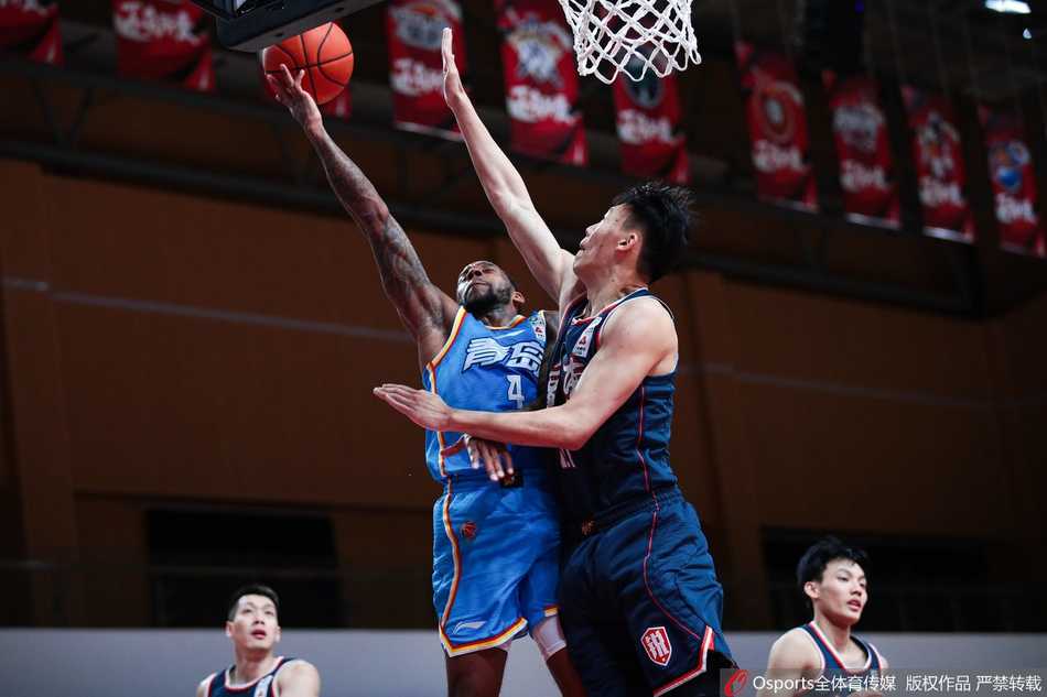 周鹏背身单打防守悍将，利用经验巧妙晃起对手后，冷静跳投出手，篮球越过指尖的瞬间，定格了他作为定海神针的从容