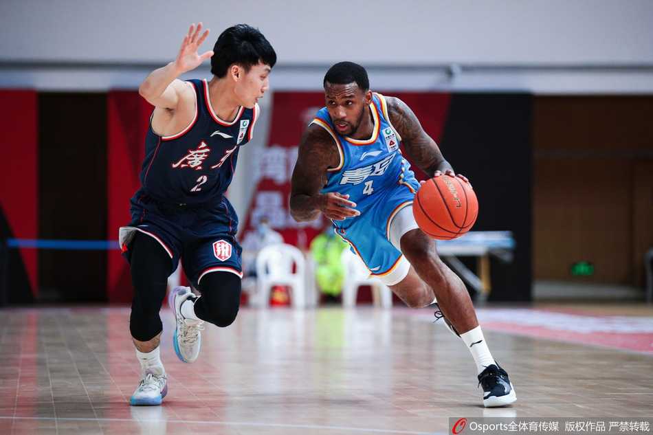 进球后的胡明轩紧握双拳，嘴巴张成O型尽情怒吼，面部肌肉因用力而线条分明，将年轻核心的血性与激情展露无遗