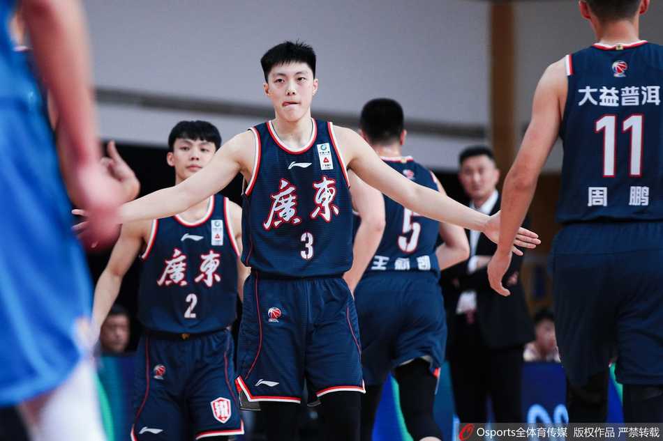 胡明轩与外援亚当斯展开激烈地板球争夺，两人同时飞身扑向滚动的篮球，胡明轩眼神坚毅，身体与地面平行，寸土不让