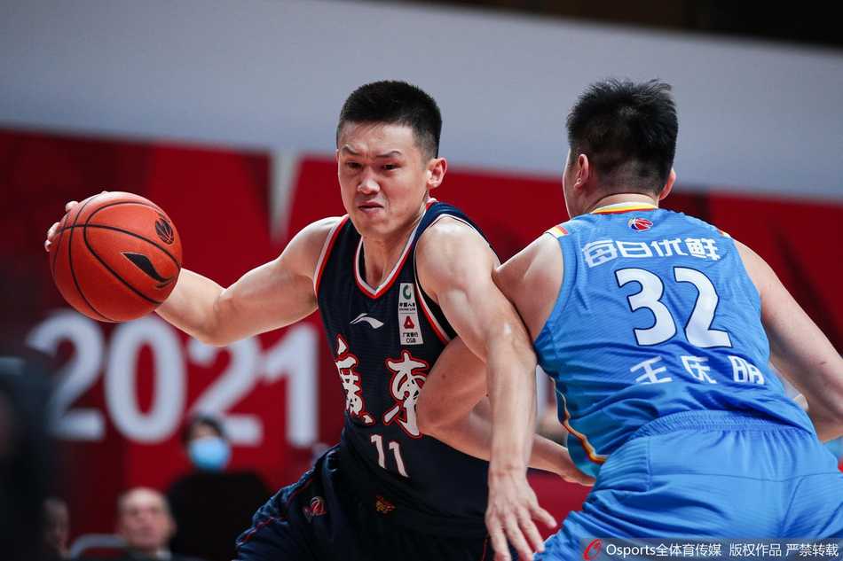 威姆斯如黑色闪电般冲破青岛防线，空中姿态舒展写意，指尖轻挑将球送入篮筐，留下防守者无奈回首凝望