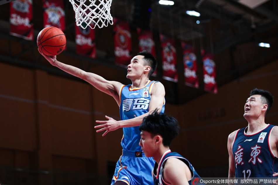 马尚·布鲁克斯在人群中高高跃起，单手抓下宝贵的前场篮板，落地瞬间肌肉紧绷，犹如蓄势待发的猎豹，二次进攻一触即发