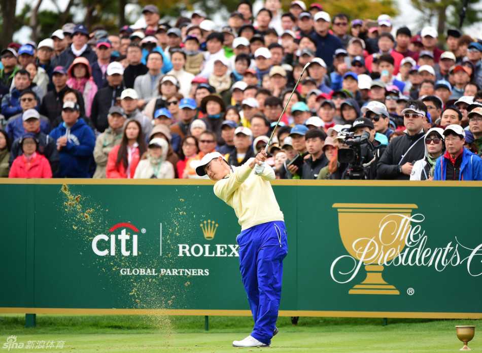 阿诺德-帕尔默在果岭边专注推杆，经典的挥帽致意瞬间仿佛即将上演