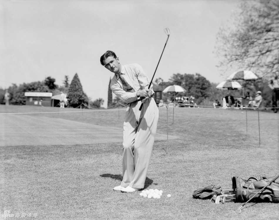 本-侯根经典侧影，凝神审视球道，每一寸肌肉都诉说着对完美的追求