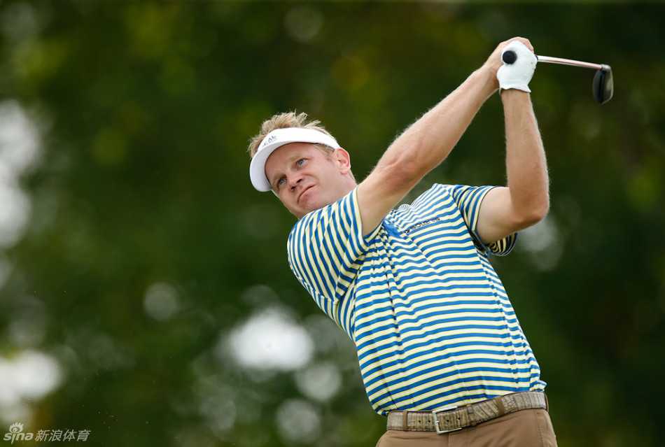 李-特维诺露出标志性笑容，向观众互动，将欢乐气氛洒满整个球场