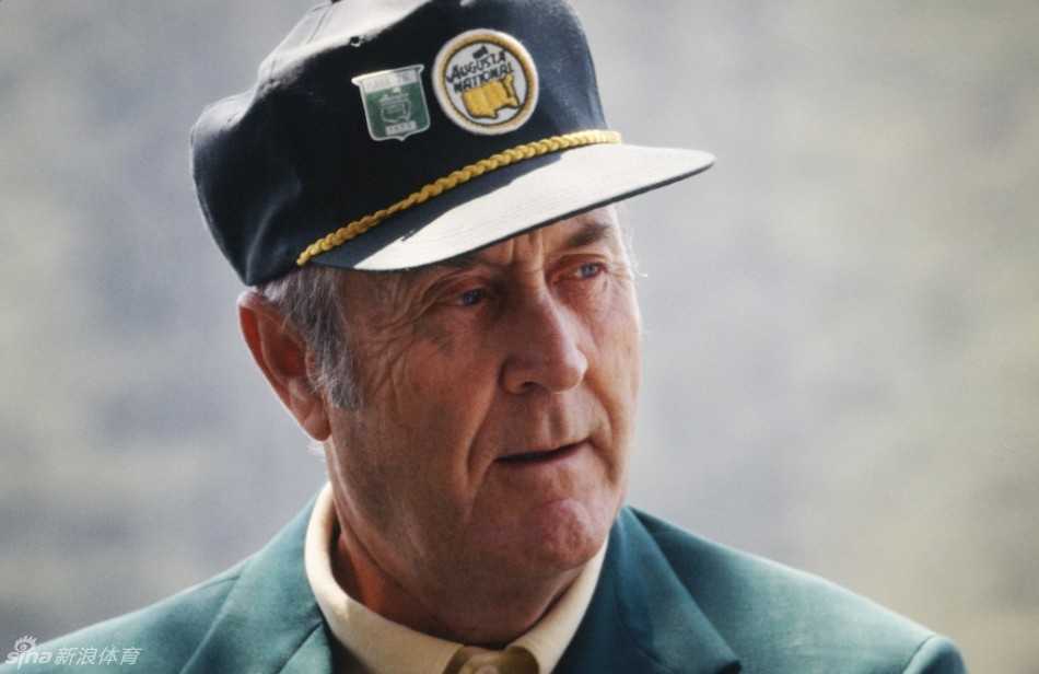 传奇们手捧奖杯的历史合影，时光流转中冠军精神代代相传