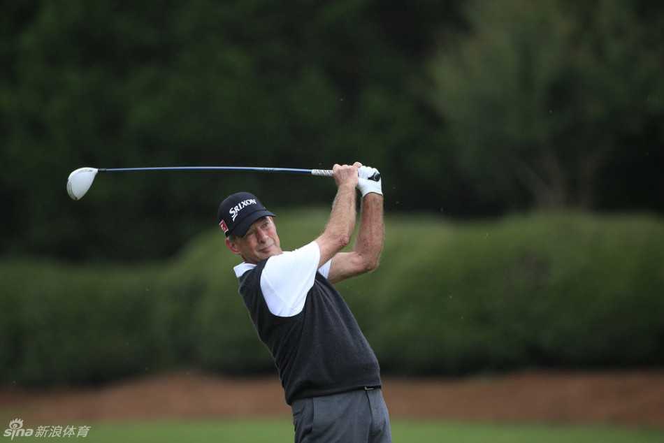 年轻球员凝望远方球道，眼中映照着对前路的思索与无限可能