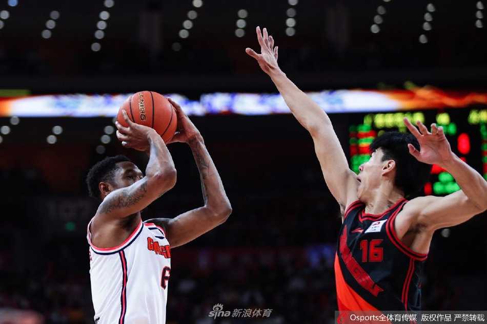 广东队外援马尚·布鲁克斯在对手的严密防守下依然自信出手，篮球在空中划出优美弧线，整个球馆的目光都聚焦于此。