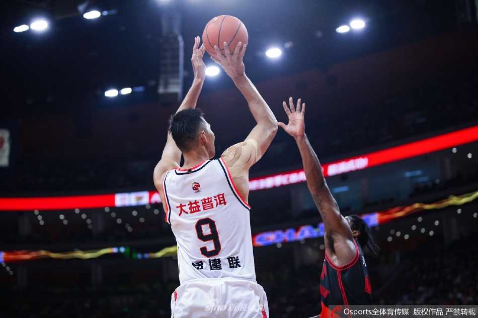 江苏肯帝亚队球员赵率舟手感热得发烫，在广东队主场球迷面前干拔三分，篮球空心入网，这是他开场后连得14分中的精彩一幕。