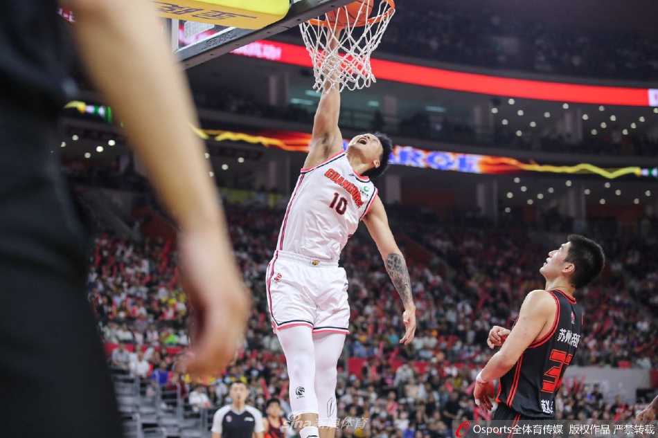 广东队球员们围在一起，主教练杜锋在中间布置战术，逆境中的调整是他们能够完成15分大逆转的关键。