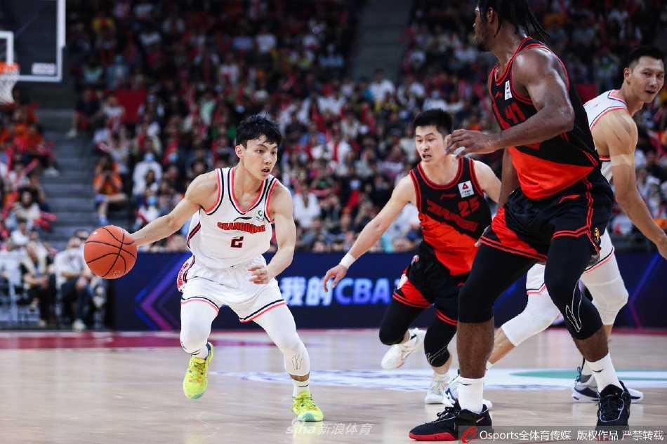 广东队核心易建联在场上卡位，虽然本场手感不佳，但他用丰富的经验拼抢篮板，为队友创造机会，眼神中透露出不服输的坚定。