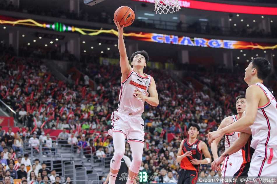 广东队后卫徐杰高高跃起，用一记精准的三分球帮助球队扩大领先优势，他矮小的身躯里蕴藏着巨大的能量，是场上最拼命的球员之一。