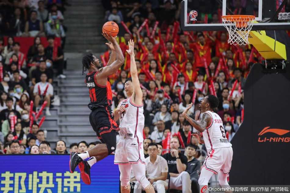 广东外援马尚·布鲁克斯运球突破，他全场比赛拿下40分，是球队逆转获胜的最大功臣，享受着主场球迷的欢呼。