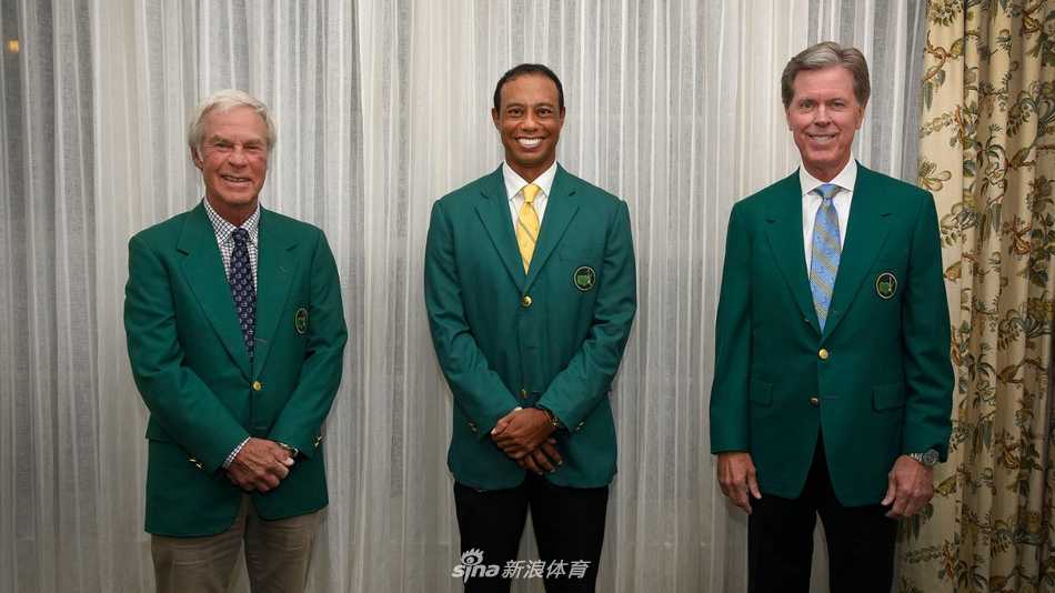 2020年冠军晚宴现场，灯光温馨，长桌铺陈，历届冠军们欢聚一堂，墙上悬挂着象征荣耀的绿夹克