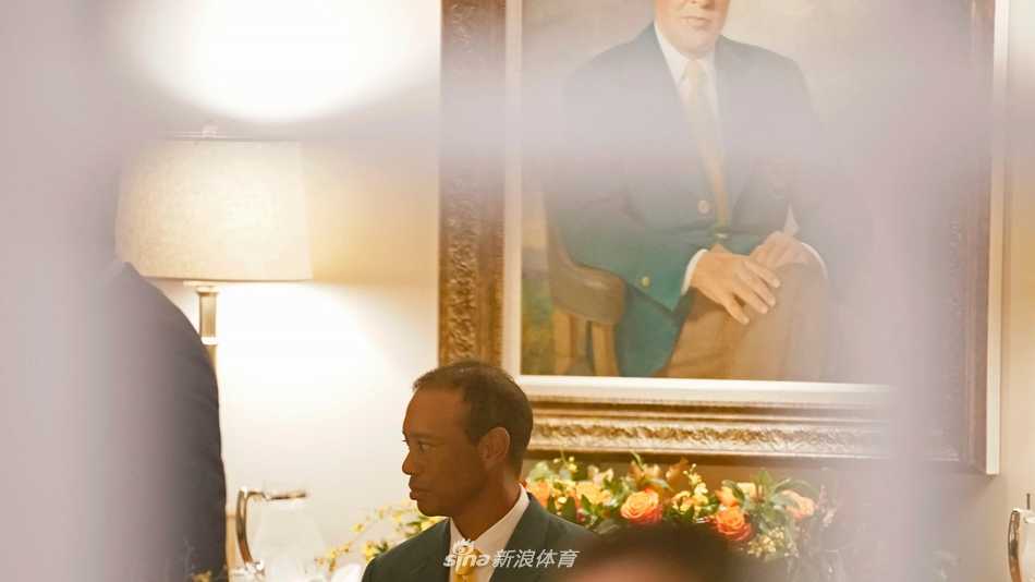 陈列精美的冠军晚宴餐桌，银器与水晶杯折射光芒，每份菜单都印有大师赛标志，细节处尽显尊贵