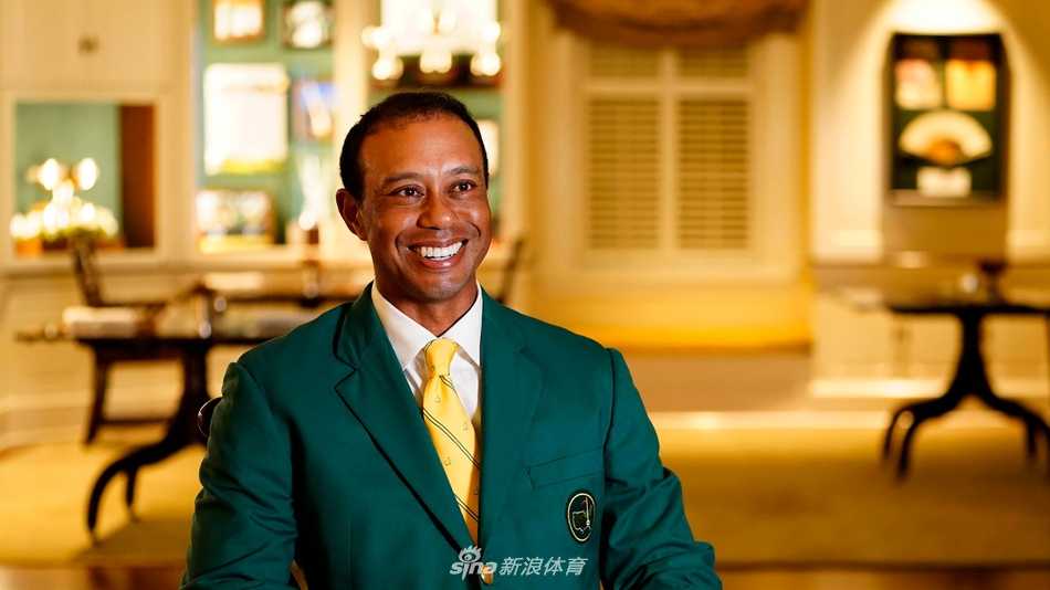 老虎·伍兹在2020年冠军晚宴筹备中，神情专注地审视菜单，作为卫冕冠军他为宴会注入个人印记