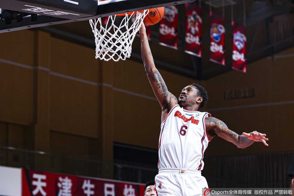 天津队外援克拉伦斯·特罗特三世如一道闪电般持球突破，他奋力跃起，试图在广东队内线双塔的头顶完成上篮。