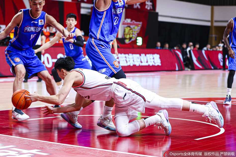 广东队精神领袖周鹏在底线持球，他冷静地观察着天津队的防守阵型，随时准备用自己的经验和技巧为球队打开局面。