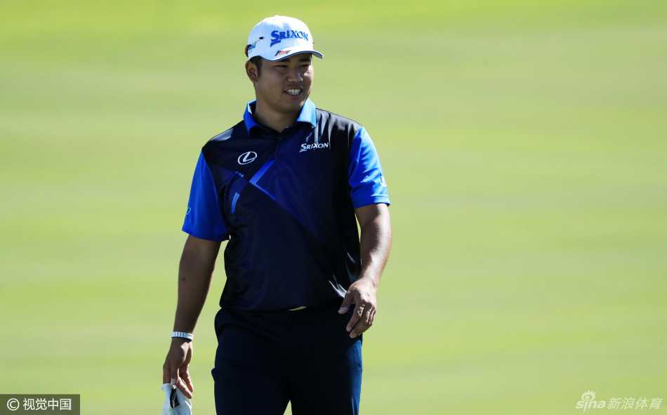 澳大利亚名将亚当·斯科特在沙坑中冷静救球，沙砾飞扬瞬间展现顶尖球员扎实的技术功底。