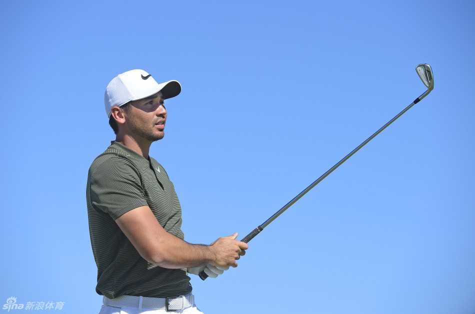 巴巴·沃森向观众展示他手中的粉红色高尔夫球，脸上带着标志性的笑容，自信而富有感染力。