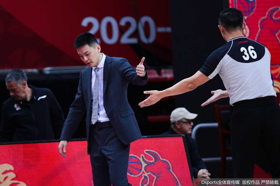 广东外援马尚·布鲁克斯在辽宁队严密的三人包夹下，依然闲庭信步般地寻找突破契机，眼神中透露出杀手的冷静。