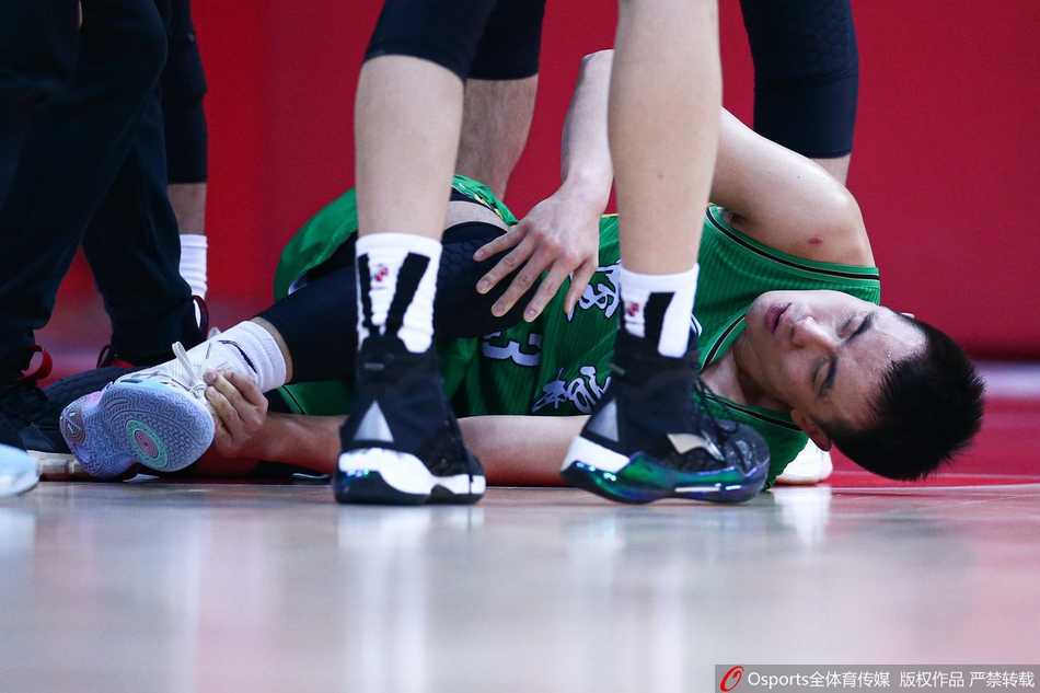 辽宁小将朱荣振在广东内线长人林中拼下前场篮板，随后强起上篮，用这场比赛的16分7篮板5盖帽证明了自己的价值。