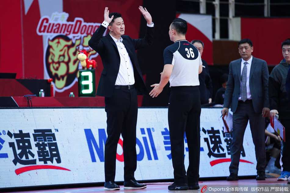 辽宁新星张镇麟高高跃起，迎着防守人完成一次势大力沉的单手劈扣，青春风暴席卷赛场，他的天赋在这一刻尽显无遗。