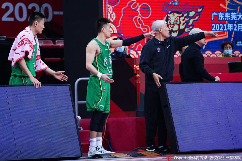 比赛结束后，广东队员众将围在一起激情庆祝，这场艰难的胜利让他们成功登顶，脸上洋溢着属于卫冕冠军的骄傲与喜悦。