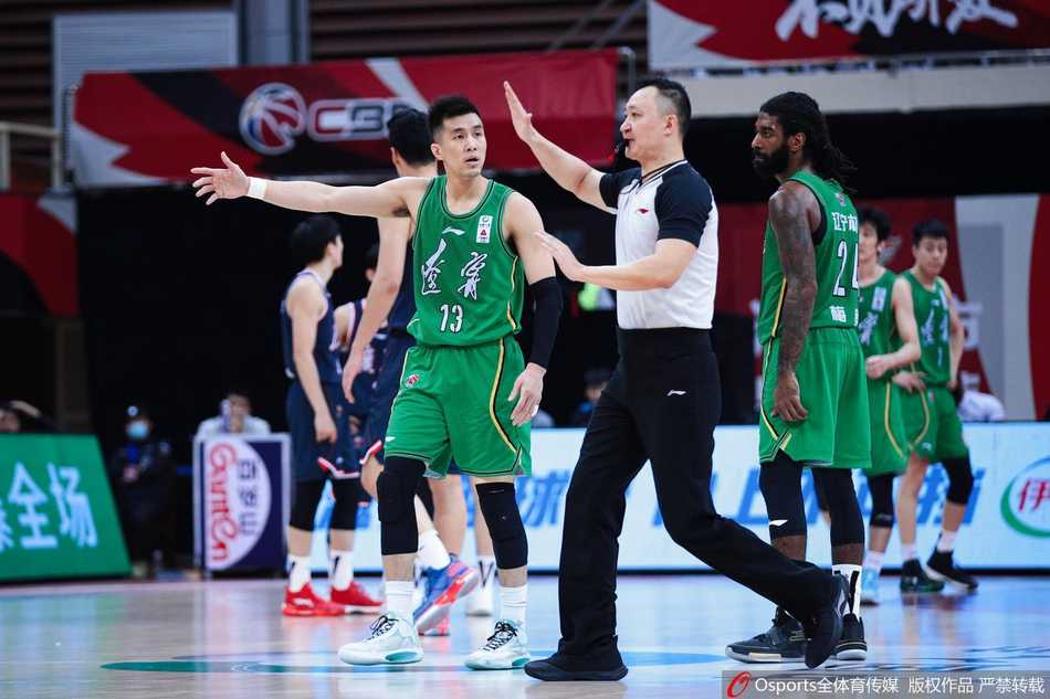 辽宁核心郭艾伦在比赛最后时刻强行突破，他的眼中充满不甘与渴望，但最终绝平三分未能命中，留下了落寞的背影。