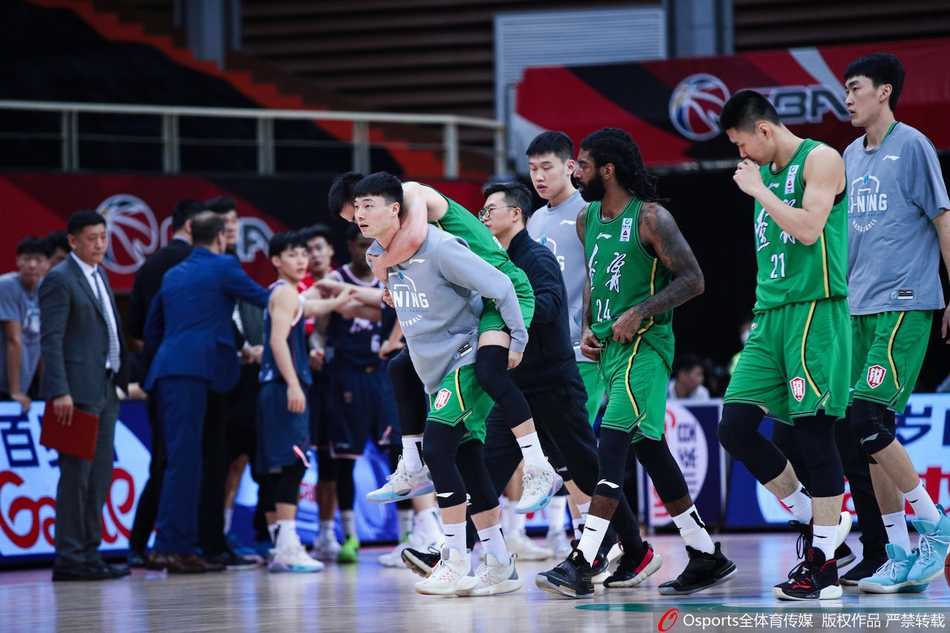 广东后卫赵睿如猎豹般迅猛抢断成功，随即发动反击，他的这次关键抢断直接扭转了末节战局，为球队吹响了反攻的号角。