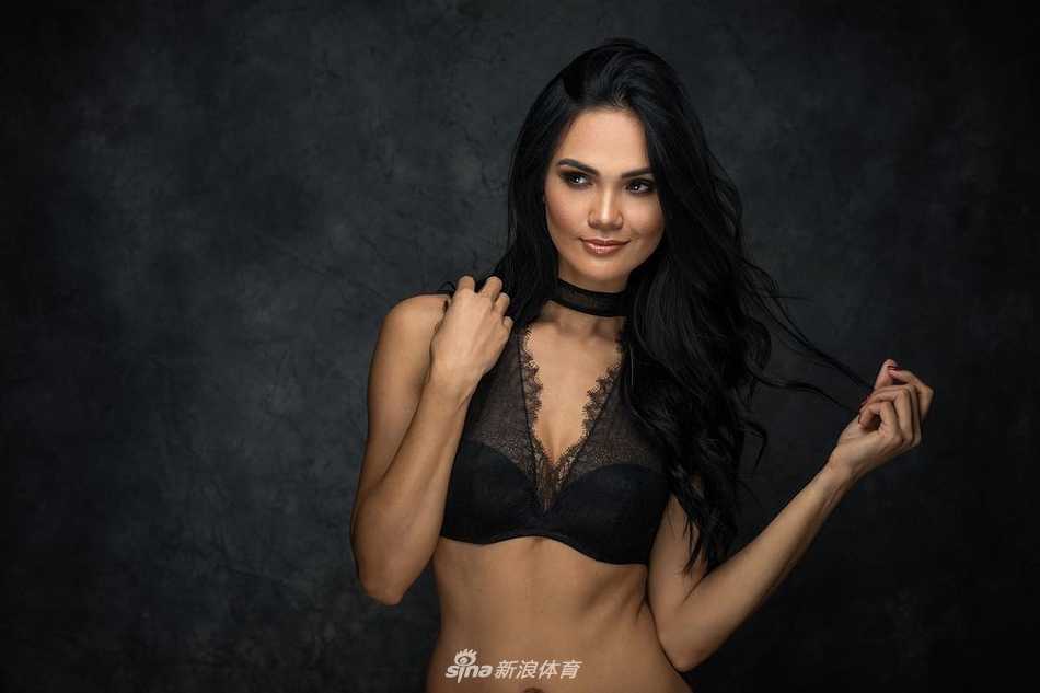 Kooky Ken迎着晨光优雅挥杆，白色运动装与绿茵场构成清新画面