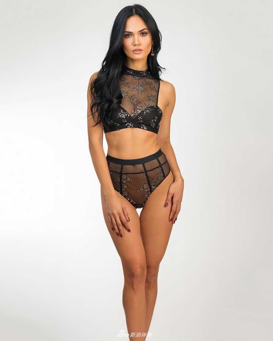 Kooky手提球杆漫步于球道，自信笑容如热带阳光般灿烂耀眼